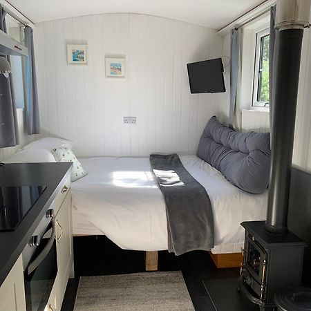 Tides Reach, Deluxe Shepherds Hut 1, 100M From The Beach Saint Merryn Exterior foto