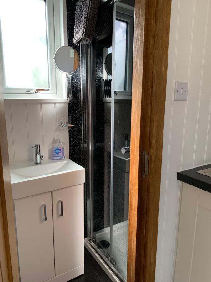 Tides Reach, Deluxe Shepherds Hut 1, 100M From The Beach Saint Merryn Exterior foto
