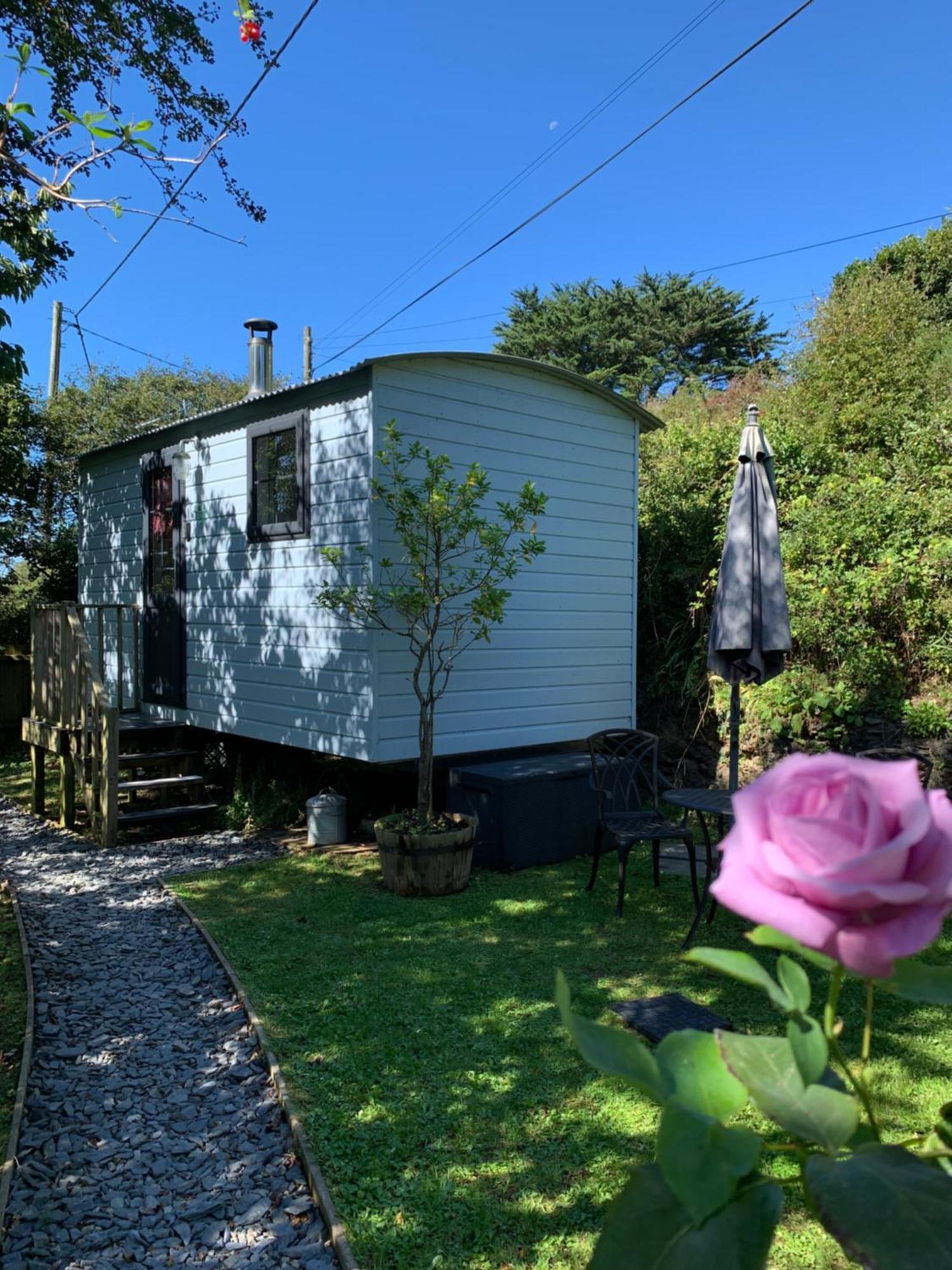 Tides Reach, Deluxe Shepherds Hut 1, 100M From The Beach Saint Merryn Exterior foto