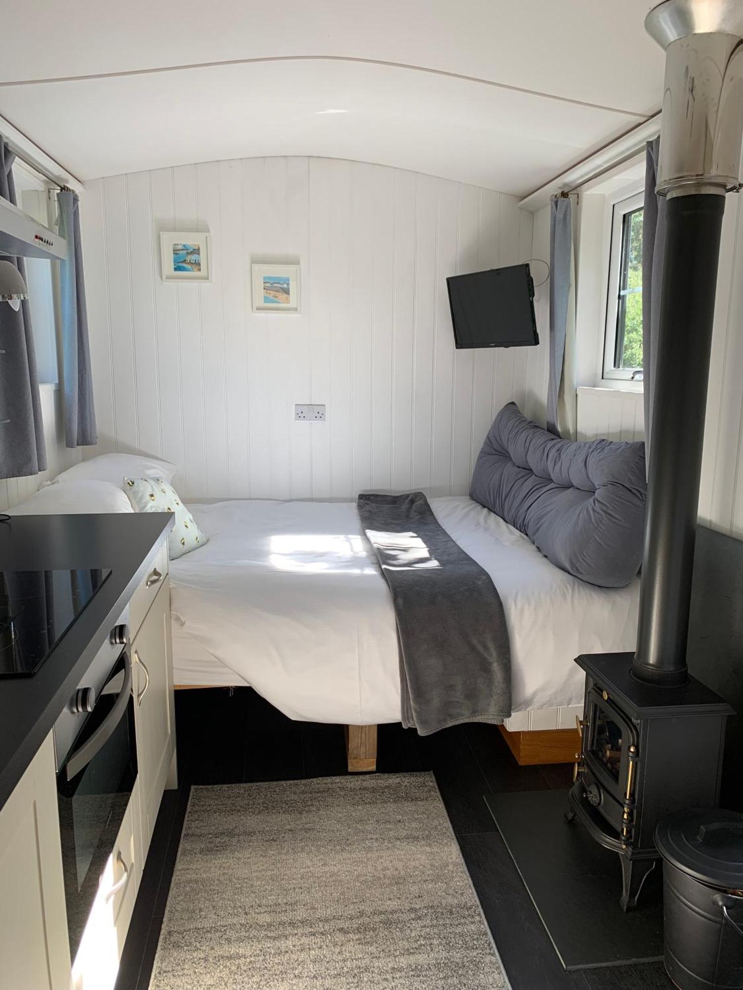 Tides Reach, Deluxe Shepherds Hut 1, 100M From The Beach Saint Merryn Exterior foto